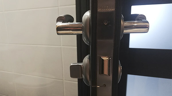 Специалист произвел ремонт защелки межкомнатной двери Специалист произвел ремонт защелки межкомнатной двери