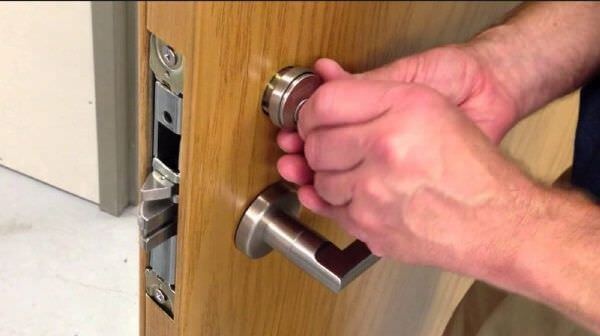 Врезка замков в металлические двери Врезка замков в металлические двери