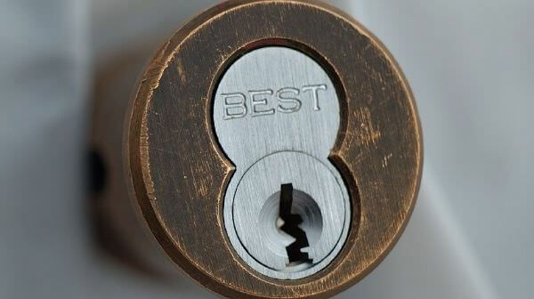 Замена личинки замка входной двери в Барнауле